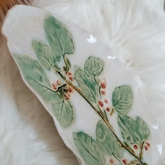 Handmade Glazed Clay leaves design free flow plate - Picture 2 of 8